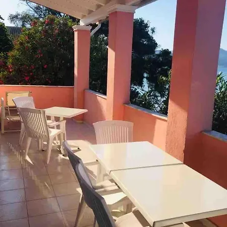 Diana Beachfront Vacation Vakantiehuis