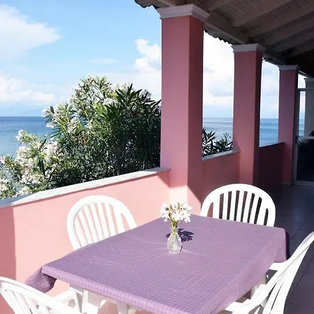 Diana Beachfront Vacation Vakantiehuis